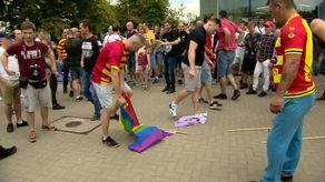 Kryminalni z Komendy Miejskiej Policji w Białymstoku ustalają tożsamość mężczyzny, który podejrzewany jest o pobicie 14-latka w centrum Białegostoku