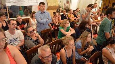 Przeciwnicy zabudowy górek Czechowskich przez prawie 20 godzin czekali na ostateczne rozstrzygnięcia w sprawie górek czechowskich. Zdjęcie zrobione między 1 i 2 w nocy