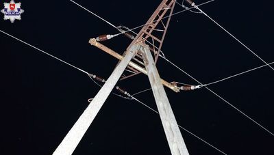 19-latek wszedł na słup, został porażony prądem i spadł. Nie żyje