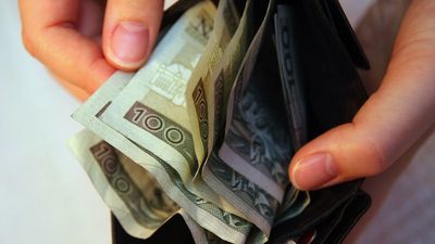 Biała Podlaska: Stacja paliw, a na ziemi leżący portfel. Znalazca nie zachował się najlepiej