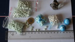 Podejrzane tabletki w pudełku. Ktoś je przerzucił przez mur aresztu śledczego w Lublinie [zdjęcia]