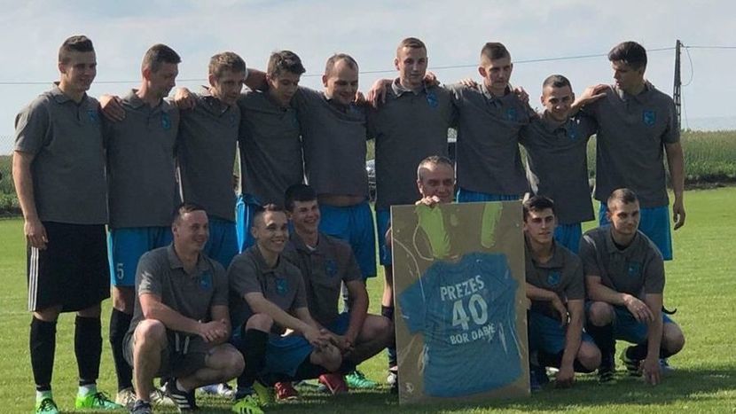 Zespół Bór Dąbie sprawił swojemu prezesowi prezent na 40-te urodziny: pamiątkową koszulkę i awans do ligi okręgowej<br />
<br />
