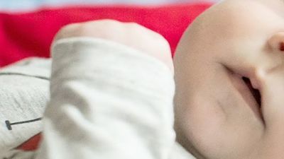 Policjanci weszli do mieszkania na Tatarach. Noworodek nie mógł tam pozostać