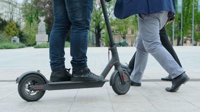 Użytkownicy elektrycznych hulajnóg będą mogli też korzystać z chodnika, ale w ściśle określonym przypadku – gdy jego szerokość wynosi co najmniej 2 m i brakuje drogi dla rowerów 
