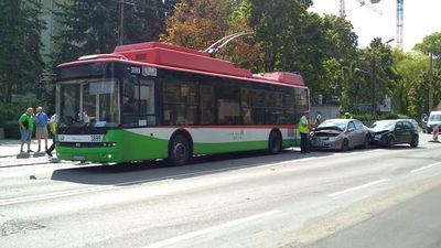 Wypadek na Al. Racławickich z udziałem trolejbusu. Duże utrudnienia w ruchu [zdjęcia]