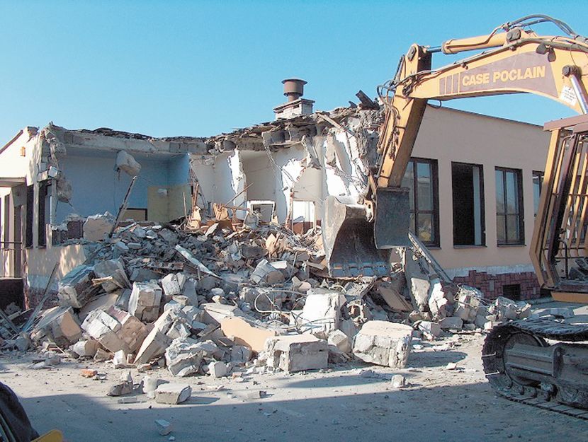 Tak w 2005 roku wyglądało wyburzenie restauracji „Złoty Kur” pod sklep Biedronka w Kurowie przeprowadzane przez przedsiębiorstwo Świstrans
