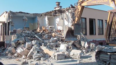 Tak w 2005 roku wyglądało wyburzenie restauracji „Złoty Kur” pod sklep Biedronka w Kurowie przeprowadzane przez przedsiębiorstwo Świstrans