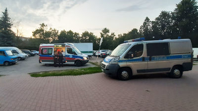Moment interwencji policji i zespołu ratownictwa medycznego pod Stokrotką przy ul. Radości zarejestrował nasz Czytelnik