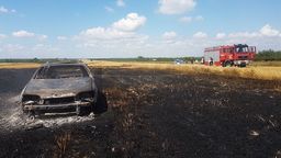 Wyjechali do pożaru ścierniska. Gasili też ogień w samochodzie. "To był nieszczęśliwy wypadek"