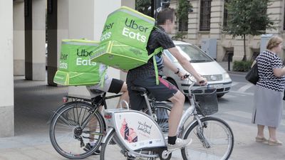 Dostawcy Uber Eats wożą jedzenie rowerami miejskimi. To niezgodne z regulaminem