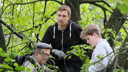 Szymon Pietrasiewicz z Lubelskiego Ruchu Miejskiego podczas happeningu na temat planowanej wycinki drzew na Al. Racławickich