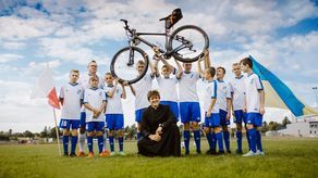 Ks. Witold Bednarz jest kapelanem w hrubieszowskim zakładzie karnym i zapalonym rowerzystą. Na zdjęciu z „żelkami” czyli podopiecznymi trenera Piotra Stadnickiego „Żelu” z Unii Hrubieszów