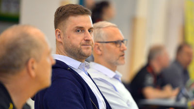 Trener Piotr Maj (w środku) w nowym sezonie poprowadzi Huragan Międzyrzec Podlaski
