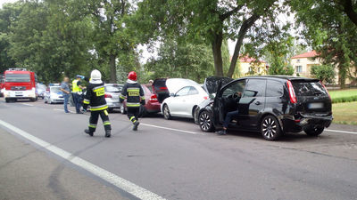 Karambol sześciu aut w Zakręciu pod Krasnymstawem. Dziecko trafiło do kliniki wprost na stół operacyjny