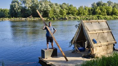 "Bug to ostatnia tak duża dzika rzeka w Polsce". Płynie tratwą przeciwko budowie drogi wodnej E-40