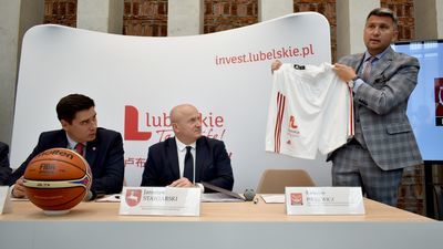 Opiewającą na ponad 1,2 mln zł umowę o współpracy podpisano 17 lipca. Na zdjęciu od lewej: wicemarszałek województwa Dariusz Stefaniuk, marszałek Jarosław Stawiarski i prezes PZKosz Radosław Piesiewicz