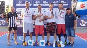 Slam Drinkers Biłgoraj w turnieju Lotto 3x3 Quest 2019 rozegranym kilka dni temu w Lublinie zajęli trzecie miejsce. Niestety, tydzień później w finale ogólnopolskim poradzili sobie już znacznie gorzej. Warto dodać, że ekipa z Biłgoraja to aktualni mistrzowie województwa lubelskiego w koszykówce ulicznej