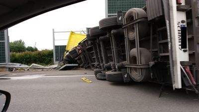 Wypadek na obwodnicy Lublina. Ciężarówka wypadła z drogi [zdjęcia]