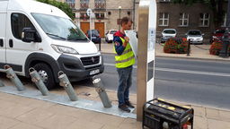 Pijany kierowca staranował stację roweru miejskiego. Już wróciła na swoje miejsce