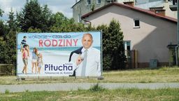Jeden z plakatów reklamujących radnego Tomasza Pituchę
