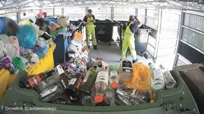 Na nagraniu z monitoringu widać, że na frakcję suchą nie ma miejsca, a pojemniki na zmieszaną stoją puste
