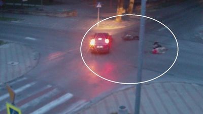 Motocyklista i pasażer przelecieli przez maskę. Wypadek zarejestrowała kamera monitoringu