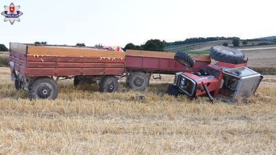 Wypadek w czasie żniw. 57-letni rolnik został przygnieciony przez ciągnik [zdjęcia]