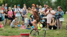 Carnaval Sztukmistrzów 2019. Cyrk Podwórkowy - sztukmistrze pojawili się w dzielnicach Lublina [zdjęcia]