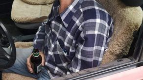 Relaksował się kierując z piwem w ręku. Nie wiedział, kto jedzie za nim na rowerze