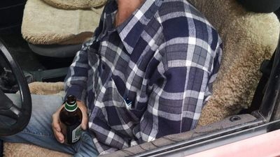 Relaksował się kierując z piwem w ręku. Nie wiedział, kto jedzie za nim na rowerze