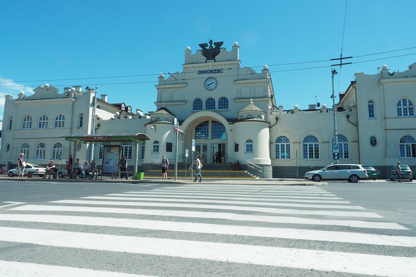Polskie Koleje Państwowe zapowiadają, że ich inwestycja będzie „skoordynowana z budowanym przez miasto centrum przesiadkowym”