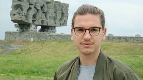 Markus Trauner pracuje jako przewodnik po Muzeum na Majdanku. Jest tutaj na stażu