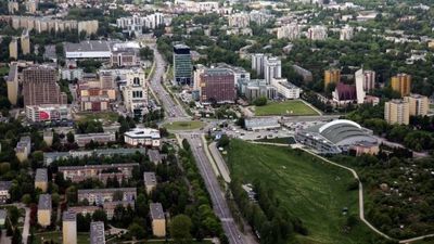 Opłata dotyczy nieruchomości mających powyżej 3,5 tys. mkw., ale wyłącznie tych, które w ponad 70 proc. są uszczelnione w sposób uniemożliwiający swobodne wsiąkanie deszczówki