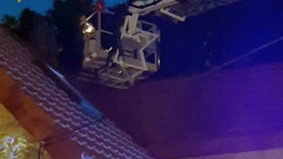 Włamywacz na dachu. Policjantom powiedział, że nie zejdzie