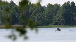 Wypadek nad jeziorem w Okunince. 23-latek skoczył do wody na główkę