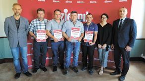 Na zdjęciu od lewej: Krzysztof Wiejak, redaktor naczelny Dziennika Wschodniego, listonosze: Stanisław Skoczylas (Kazimierz Dolny – II  miejsce), Dariusz Kupis (Puławy – III miejsce), Jacek Misiewicz (Puławy – I miejsce), Zenon Szulc (Łęczna – III miejsce ex aequo), Maria Kowalska, koordynator ds. zarządzania sprzedażą Rejonu Sprzedaży Lublin Poczty Polskiej oraz Artur Janczarek, dyrektor RS Lublin Poczty Polskiej