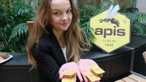 Wciąż wprowadzamy nowości. Na rynku pojawiła się nowa linia „miodów polskich”, zapakowana w minimalistyczne słoiki z etykietami opatrzonymi folkowymi motywami - mówi Renata Janik z firmy APIS