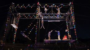 Carnaval Sztukmistrzów: Akrobacje i ewolucje na trapezach na pl. Zamkowym [zdjęcia, program na sobotę]