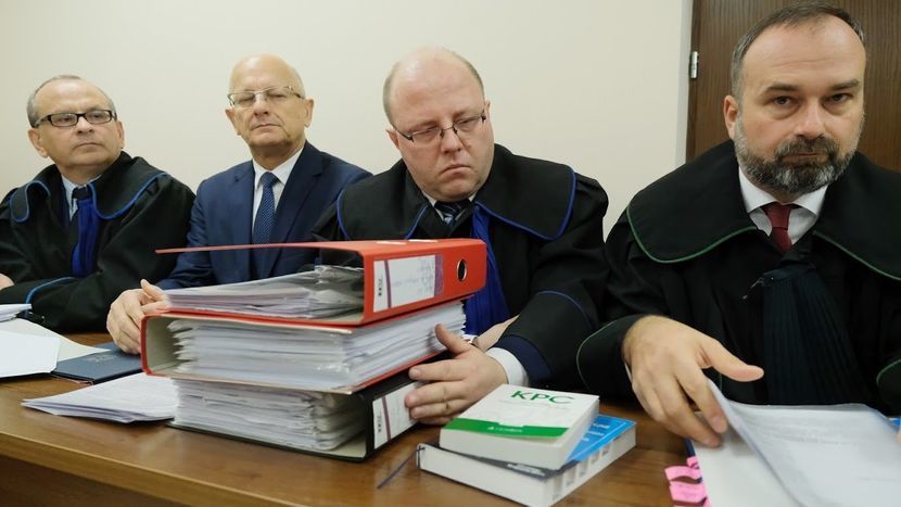Krzysztof Żuk z prawnikami podczas jednej z rozpraw