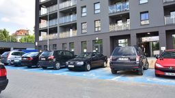 Parking przed blokiem tylko z miejscami dla niepełnosprawnych. Wiadomo dlaczego powstał