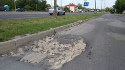 Chełm: Na dojazdówce mają dziury jak kratery, a miasto ogłosiło koniec remontów