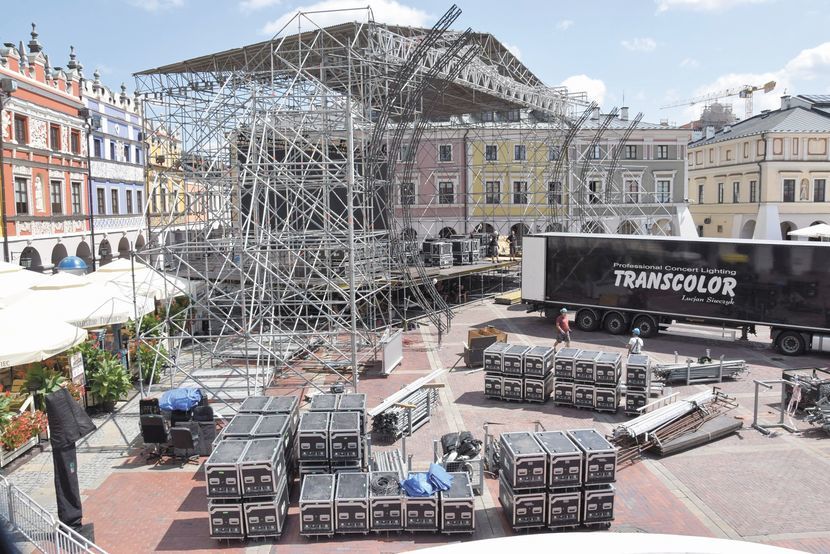 Na Rynku Wielkim trwa już montaż sceny na niedzielny koncert