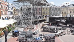 Na Rynku Wielkim trwa już montaż sceny na niedzielny koncert