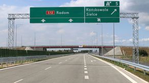 Droga ekspresowa w stronę Radomia kończy się obecnie za Wisłą i tam zamienia w zatłoczoną „krajówkę”
