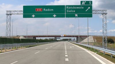 Droga ekspresowa w stronę Radomia kończy się obecnie za Wisłą i tam zamienia w zatłoczoną „krajówkę”
