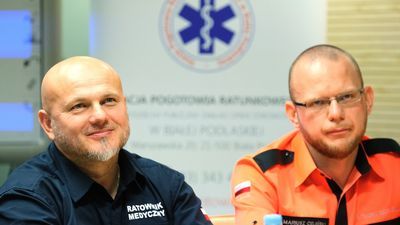 – Bywało, że zamiast zajmować się pacjentem zajmowaliśmy się wzywaniem pomocy – opowiada Mariusz Celiński, ratownik medyczny z Białej Podlaskiej (z prawej). Na zdjęciu z kolegą z pogotowia Waldemarem Dańkowskim