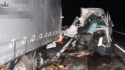 Wypadek na DK12 w Wólce Okopskiej. Bus wjechał w tira