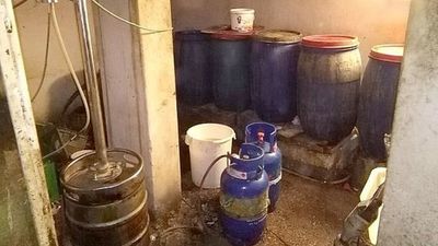 Policjanci zlikwidowali nielegalną wytwórnię alkoholu. Ponad 17 litrów bimbru w piwnicy