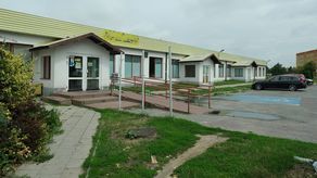 Budynek niedaleko końcowego linii 32 nie wygląda teraz zbyt okazale
