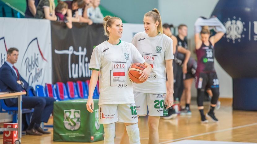 W nowym sezonie Julia Adamowicz (z lewej) i Magdalena Szajtauer nie zagrają w jednej drużynie